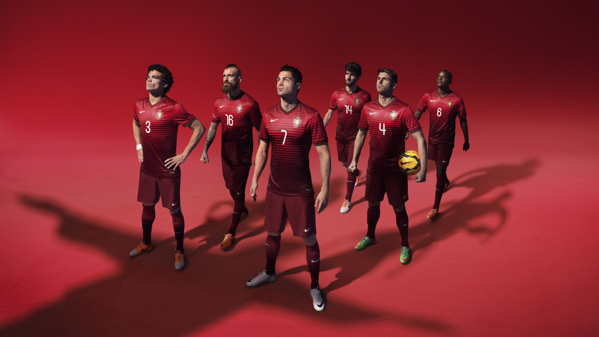 亚博官网-足球赛场焦点！德国队对阵法国队，意外判罚引发热议，比赛氛围紧张